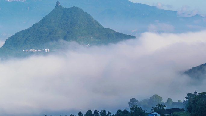 重庆南川：雾漫山村山水画