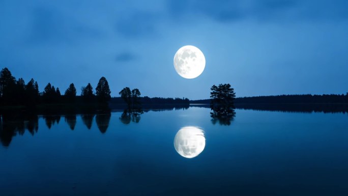 夜晚月光下水面倒影