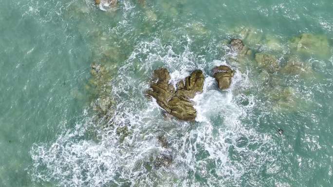 海浪拍打礁石