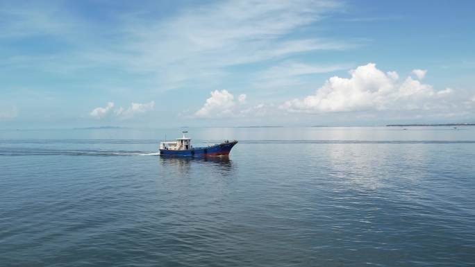 4K,航拍渔船码头港口海面渔船出海捕鱼