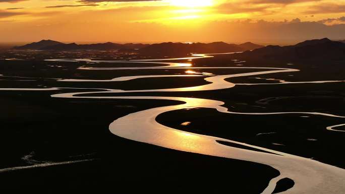 巴音布鲁克草原河流夕阳落日一家三口前景