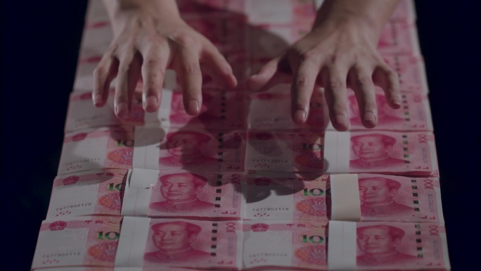 贪婪的手搂到怀中大量现金钞票飞舞腐败受贿