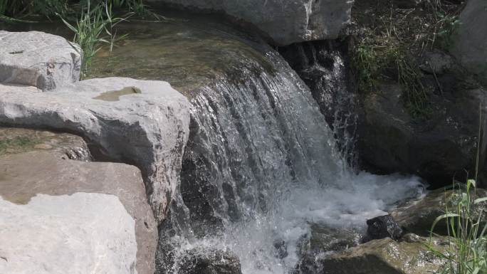 威海市环翠区里口山张村河雨后河流瀑布流水