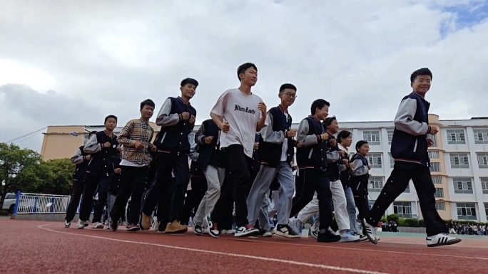 操场上中学生跑步4K