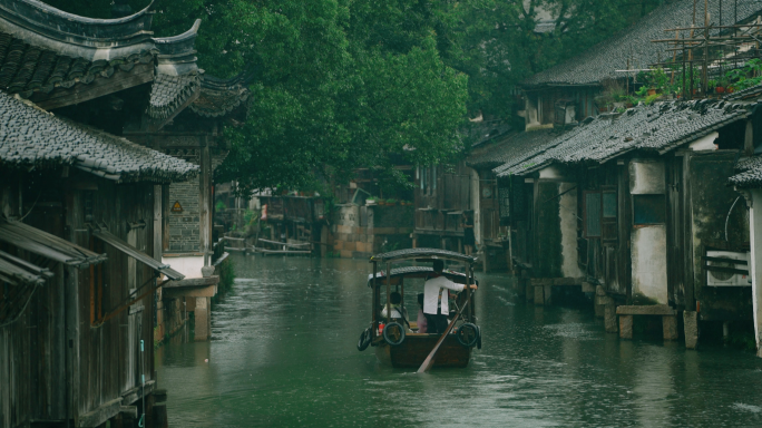 江南水乡乌镇古镇屋檐乌篷船下雨烟雨江南