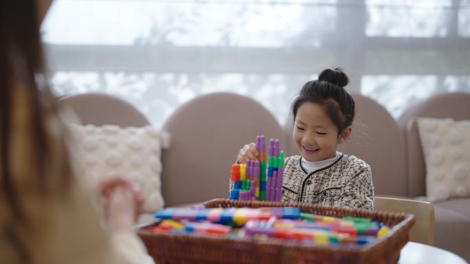 母女妈妈和孩子玩耍幸福生活亲子时光童年
