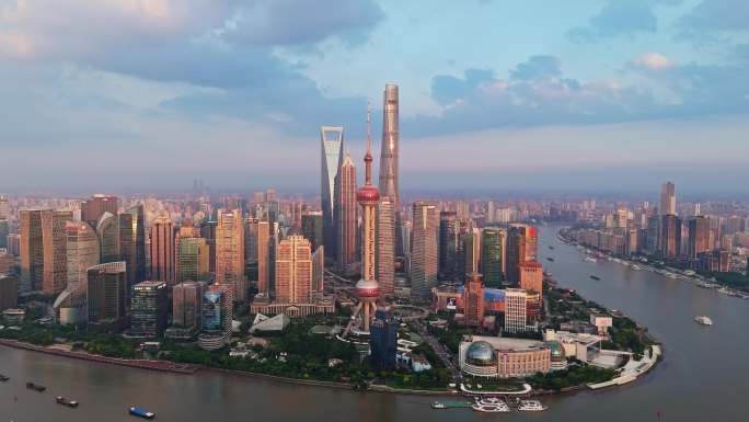 上海陆家嘴CBD日落时刻金光照耀