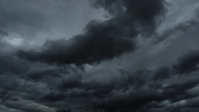 乌云飘动雷雨将至