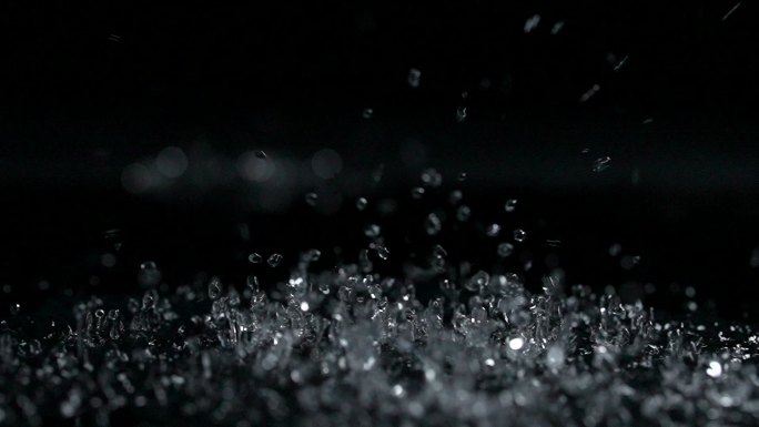 飞溅的水花雨滴落下溅起的水花