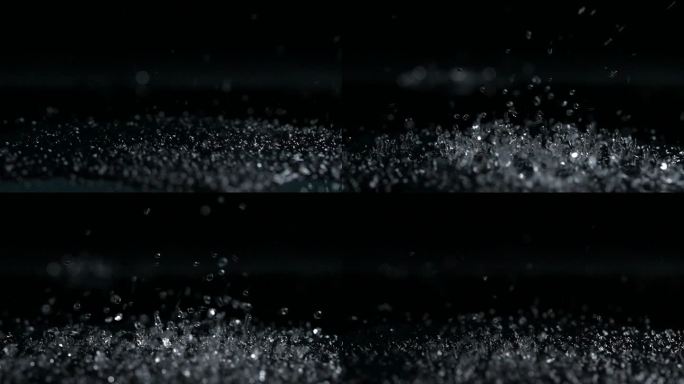 飞溅的水花雨滴落下溅起的水花