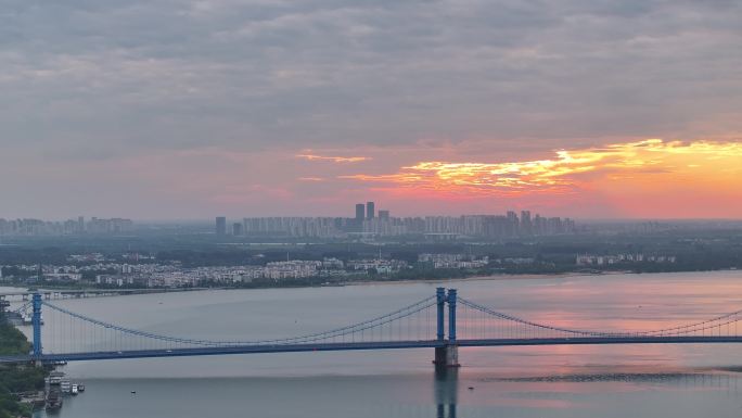 航拍襄阳汉江桥梁日出朝霞彩云城市风光