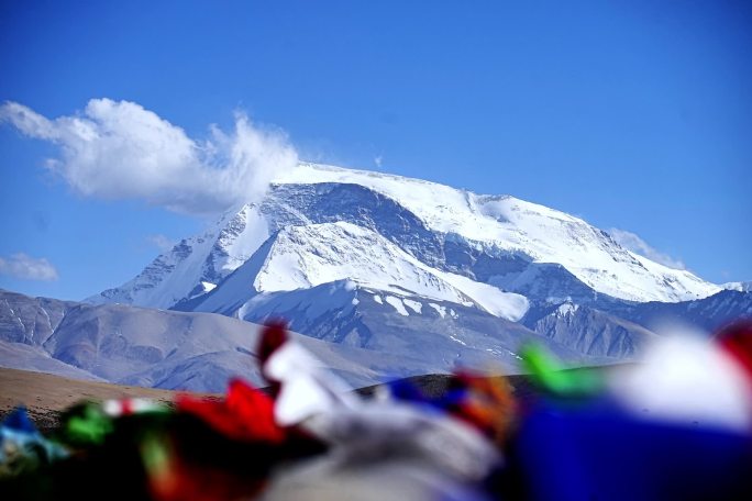 鬼湖旁的雪山