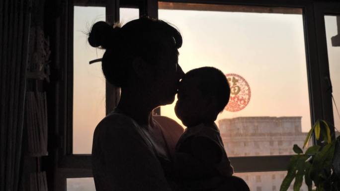 逆光唯美妈妈抱着婴儿玩耍婴幼儿成长