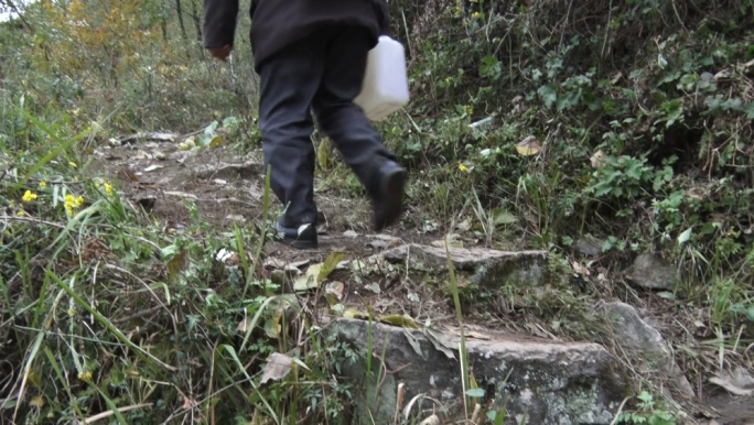 崎岖山路山民脚步群众出行难