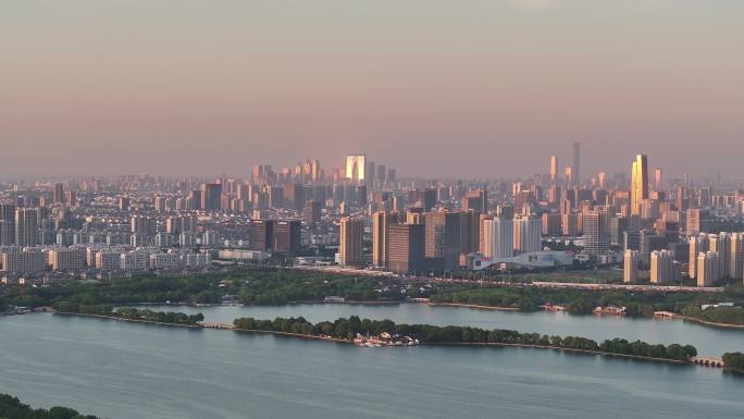 日落金光石湖景区内看苏州城市大景