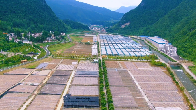 贵州山间蔬菜大棚智慧农业4K航拍