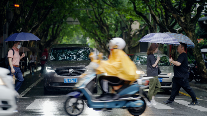 雨天城市堵车上海空镜叙事纪实感素材