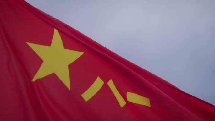 八一 军旗雨中飘扬解放军士兵当兵舞动军旗