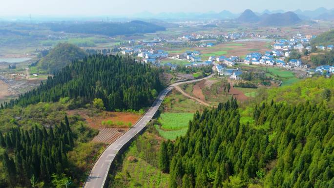 美丽乡村 自然风光 大山里的村庄景色