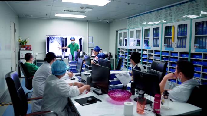 专家会诊、讨论、病例研究、胸腹部CT