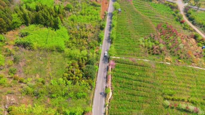 致富之路 村庄田园山林 行驶在乡村道路上