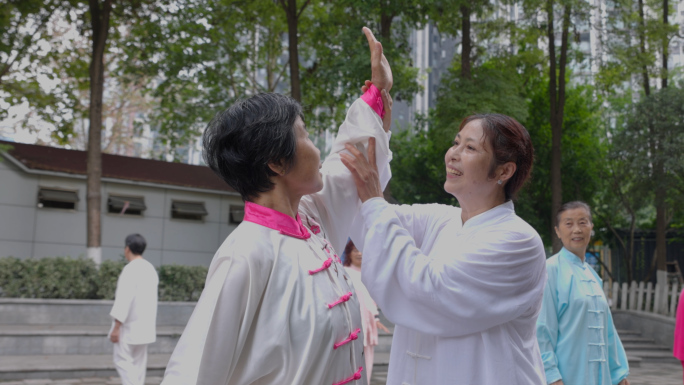 社区居民晨练八段锦全民健身
