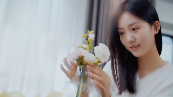 女人居家惬意生活插花喝茶做瑜伽运动
