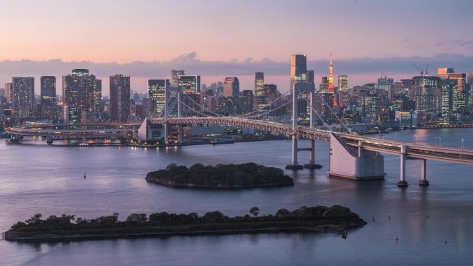 日本东京东京湾和彩虹桥的日-夜东京天际线延时图