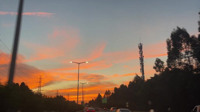 唯美夕阳下美好晚霞开车回家路上超温馨