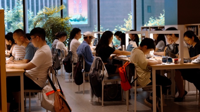 图书馆 年轻人认真学习看书 学习强国