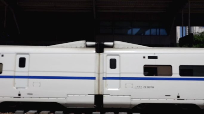 白色高铁行经站点的慢镜头高清