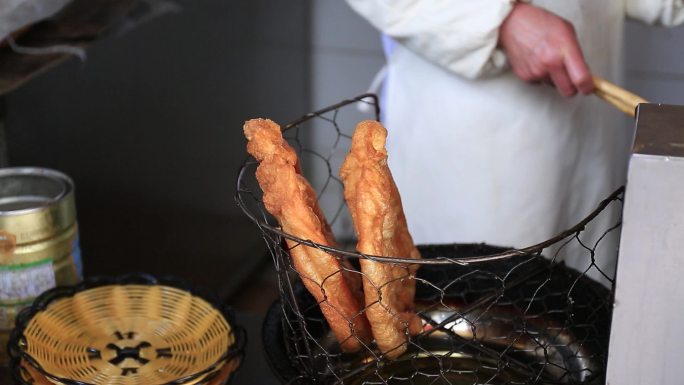 徐州早餐制作过程油炸食品