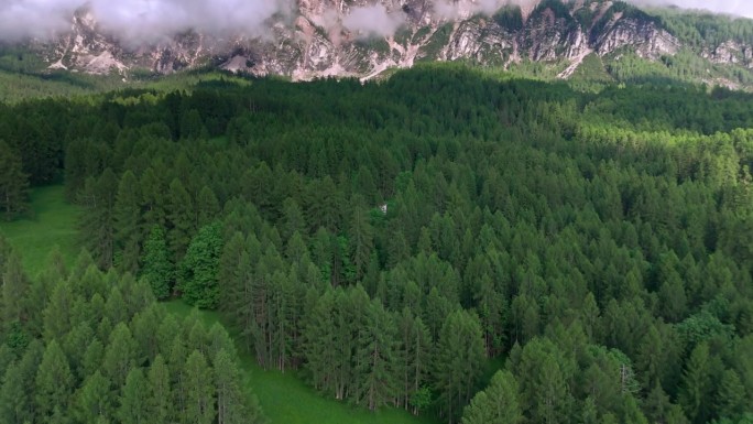 鸟瞰美丽的欧洲景观白云石阿尔卑斯山，意大利