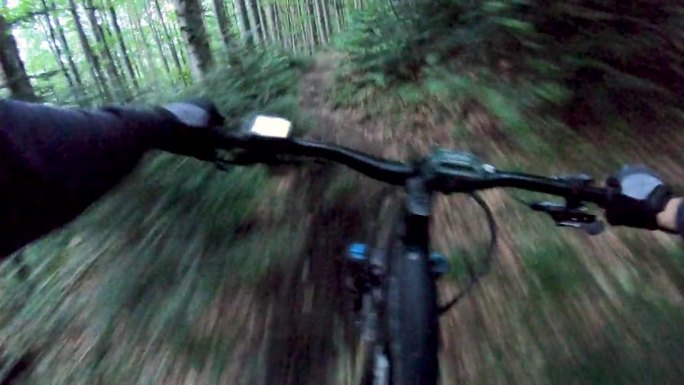 观点。户外骑电动山地车的自行车手。