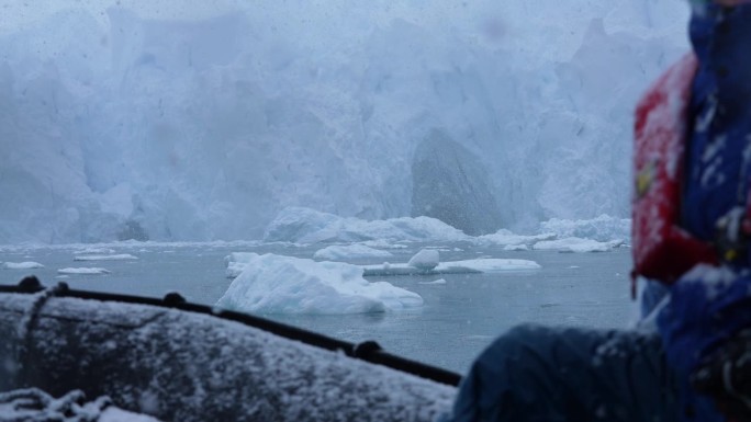 极地探险，在寒冷的雪天，在浮冰下航行的船，慢动作