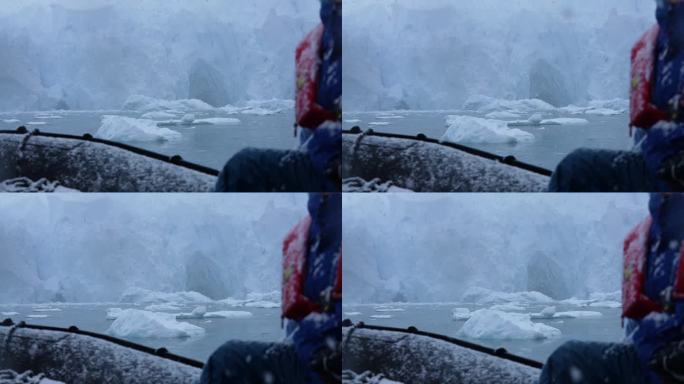 极地探险，在寒冷的雪天，在浮冰下航行的船，慢动作