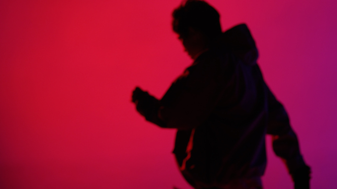 男子跳街舞剪影 奇幻 意向