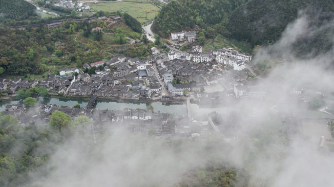 瑶里古镇雨雾蒙蒙、仙气缭绕、水墨山水航拍