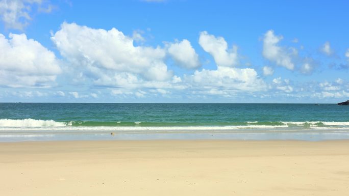 干净的沙滩海岸空景实拍4K