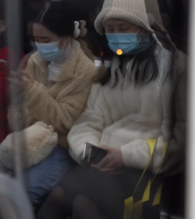 重庆地铁上班下班都市人流轻轨站玩手机