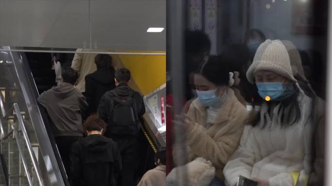 重庆地铁上班下班都市人流轻轨站玩手机