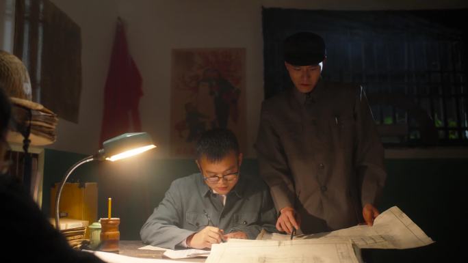 80年代工程师看图纸夜晚工作