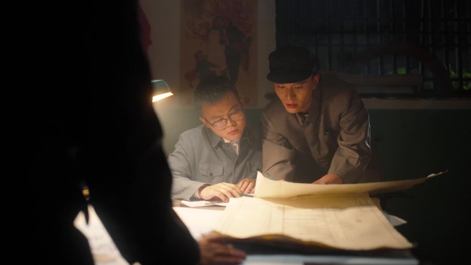 80年代电网工程师看图纸夜晚工作
