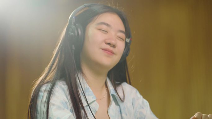 学生录音室录音棚唱歌录音音乐学习课余生活