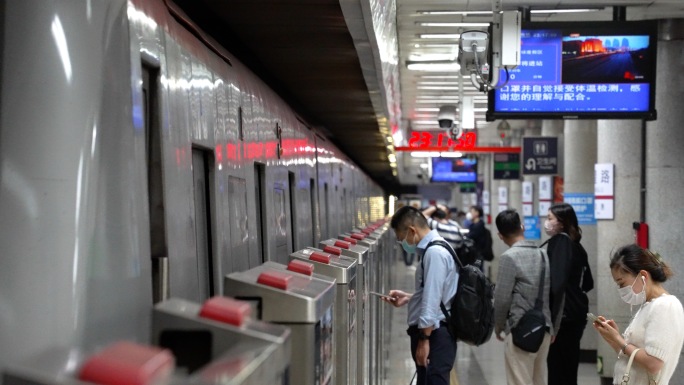 夜班 地铁 轻轨 疫情期间