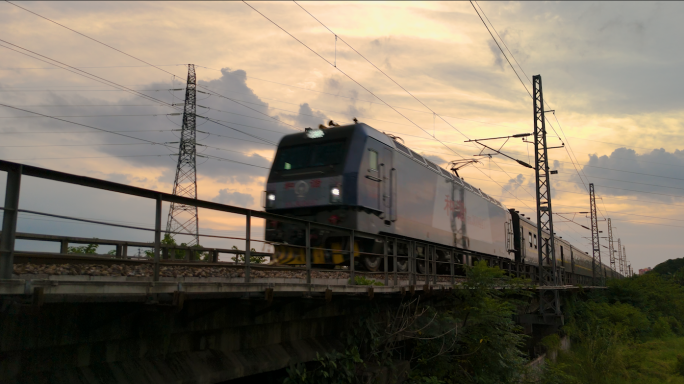 铁路夕阳绿皮火车经过