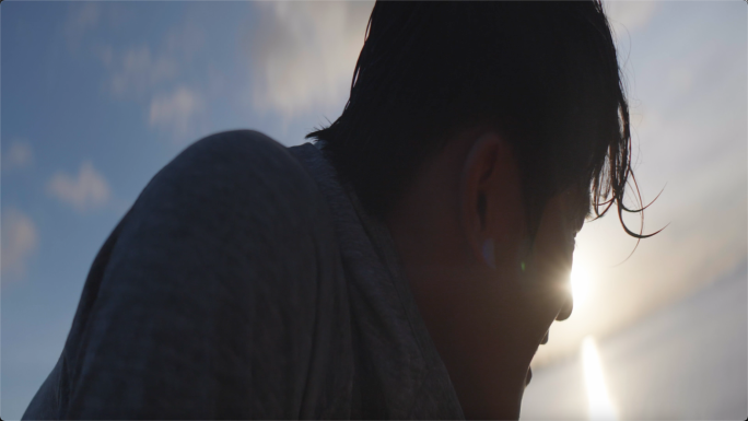 4K 男子绝望:希望情绪表达