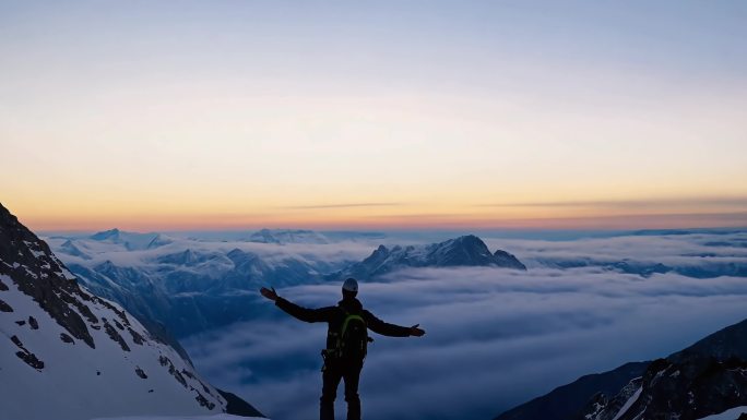 登山背影攀登雪山眺望远方