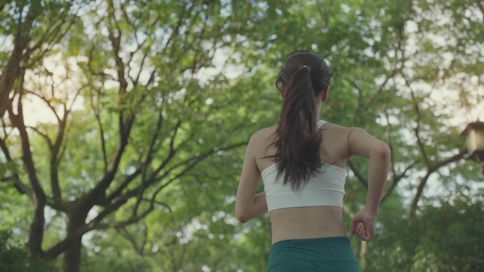 青春美女清晨湖边晨跑早锻炼跑步运动