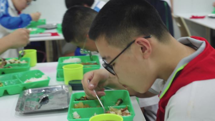 孩子在学校食堂吃饭 就餐